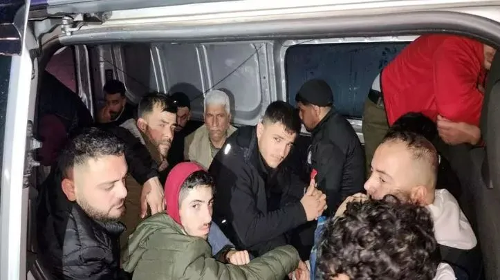 Şüpheli minibüsten 21 kaçak göçmen çıktı 