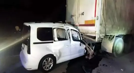 Park halindeki kamyona çarpan aracın sürücüsü öldü 
