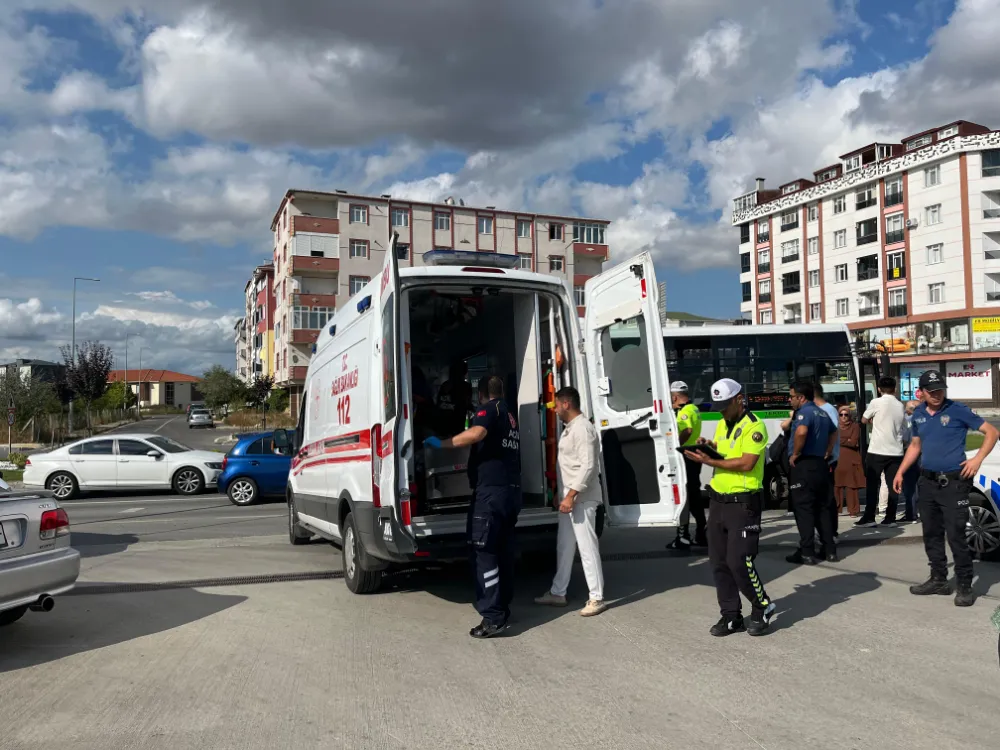 Hareket halindeki minibüsten düşerek yaralandı