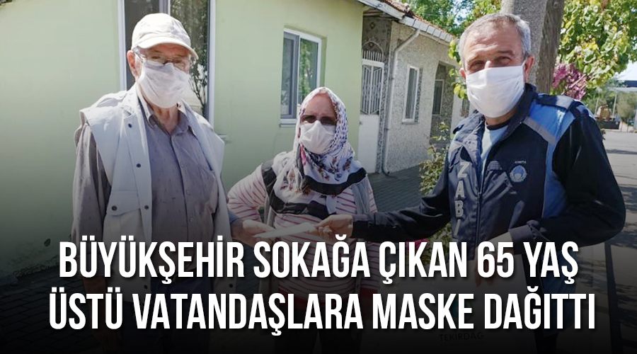 Büyükşehir sokağa çıkan 65 yaş üstü vatandaşlara maske dağıttı
