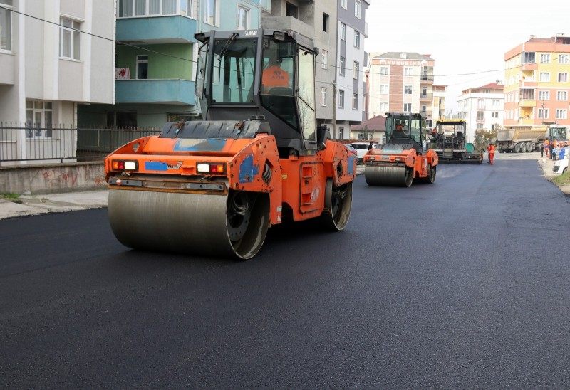 Belediye, sıcak asfalt yol yapım çalışmalarını hafta sonu da sürdürdü