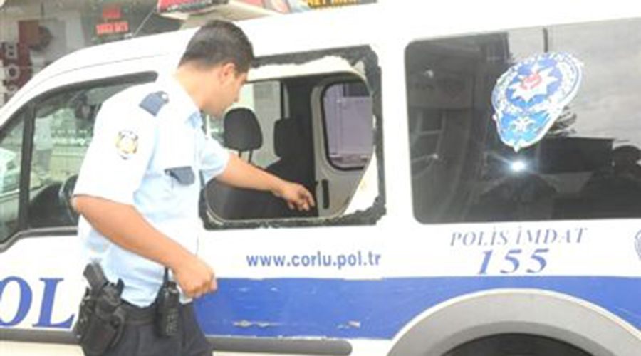 Kafa ile polis aracının camını kırdı 
