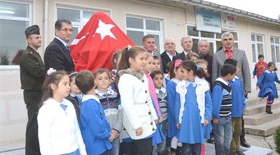 Hayırseverden köy okuluna Atatürk Büstü 