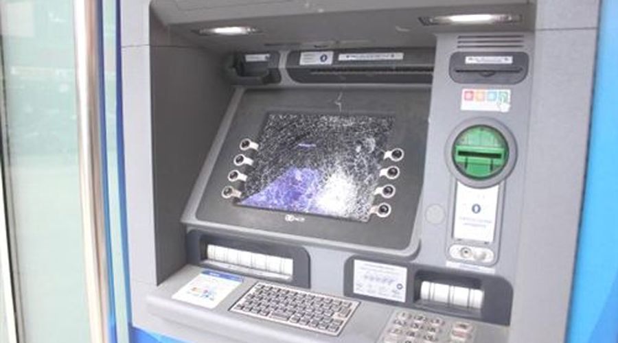 Sinirlendi, 4 ATM’yi kırdı 