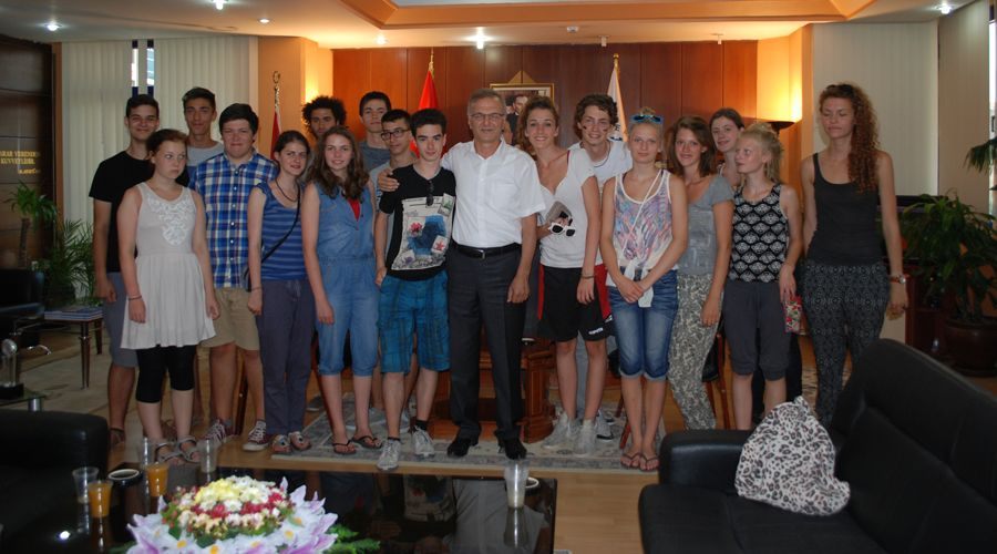 Yabancı öğrenciler Ertem’i ziyaret etti 
