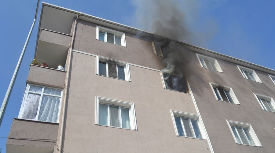 5 katlı apartmanda korkutan yangın 