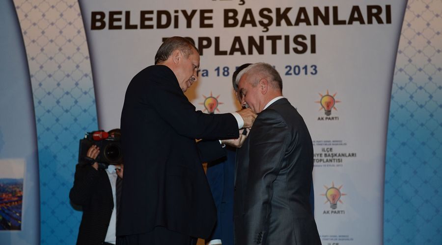 Başkan Sezer’in rozetini Başbakan Erdoğan taktı 