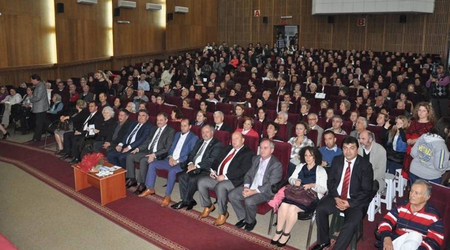  Tekirdağ Belediyesi Belediye Konservatuvarı Türk Sanat Müziği Korosu Cumhuriyetin Kuruluşunun 90. Yılı dolayısıyla Cumhuriyet konseri verdi.