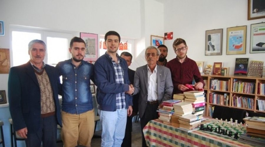 AK Partili gençlerden kütüphaneye kitap bağışı