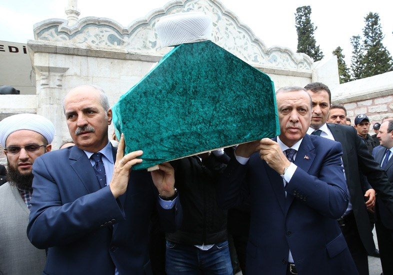 Erdoğan tabutunu omuzlarında taşıdı