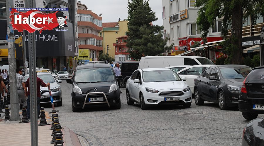 Kentin en işlek caddesine böyle araç park edilir mi?