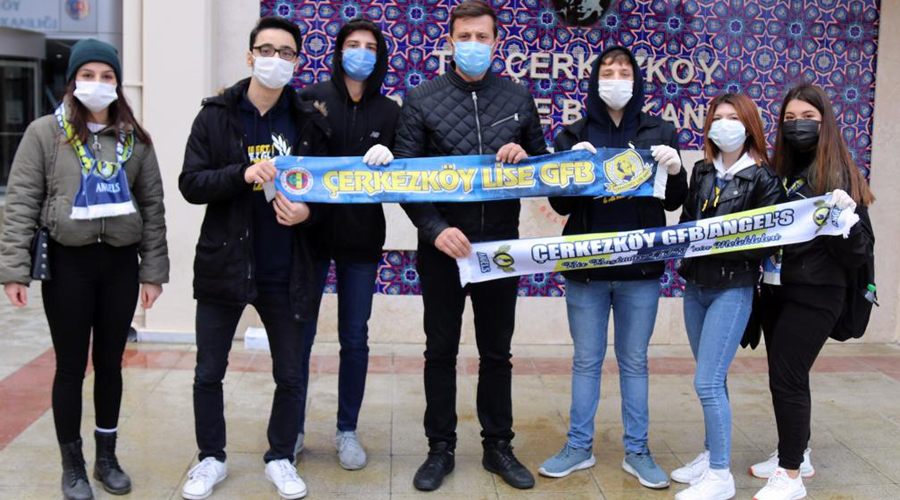 Genç Fenerbahçeliler maske dağıttı