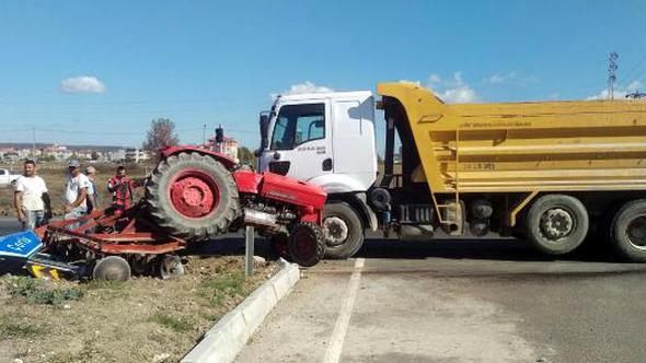 Kamyon ile traktör çarpıştı: 1 yaralı