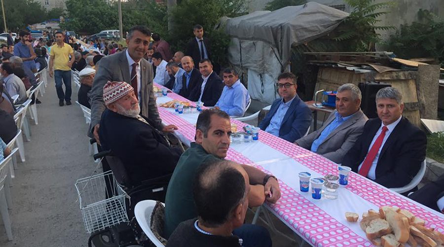 Muhtar Özhan mahallesinde iftar verdi
