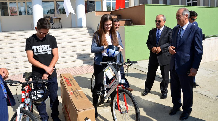 Vali Salihoğlu bisiklet dağıttı!