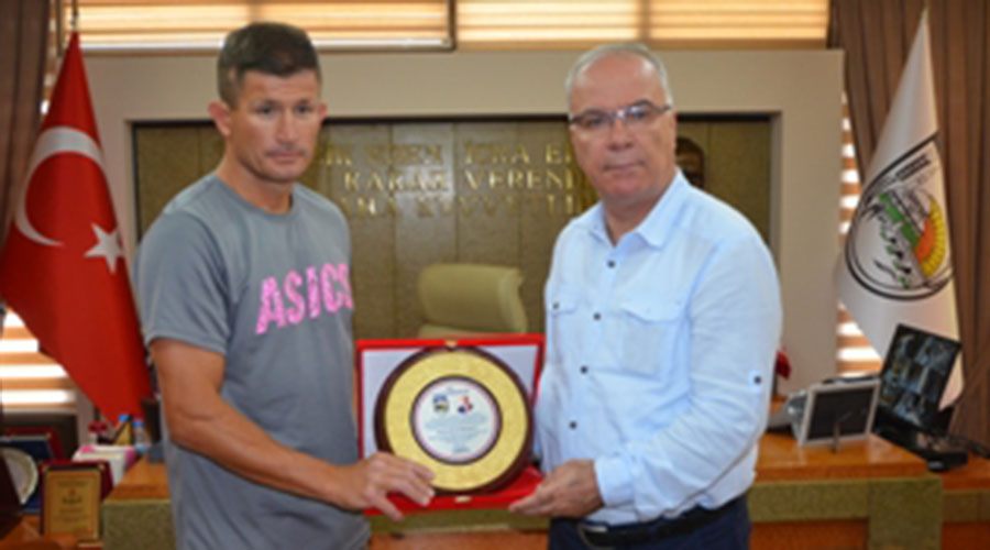 Boğazı 47 dakikada geçen milli sporcu, Babaeski Belediye Başkanını ziyaret etti