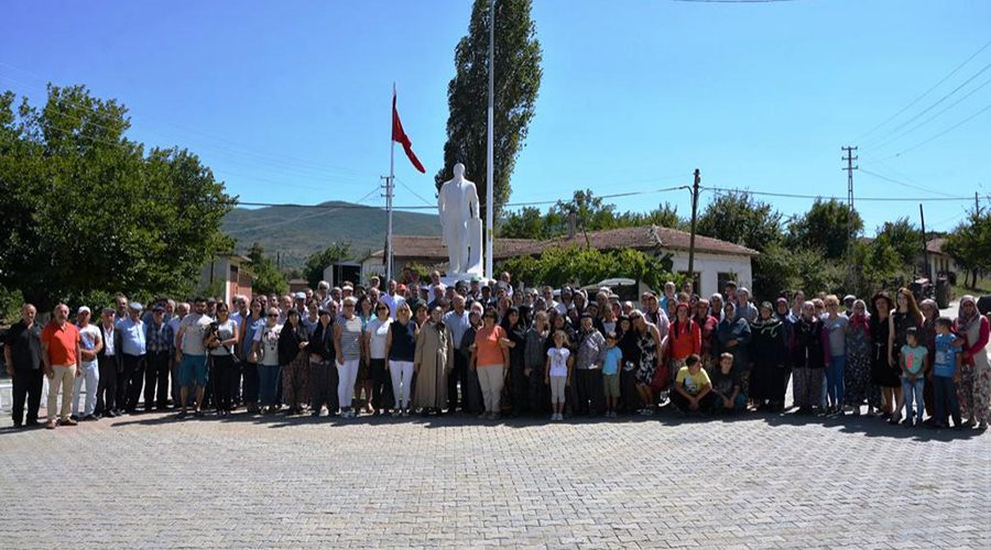 Meydana dikilen Atatürk heykelini, Semetli halkı bağrına bastı