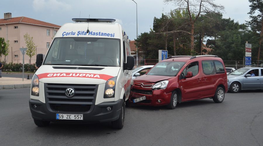 Hasta taşıyan ambulansa otomobil çarptı