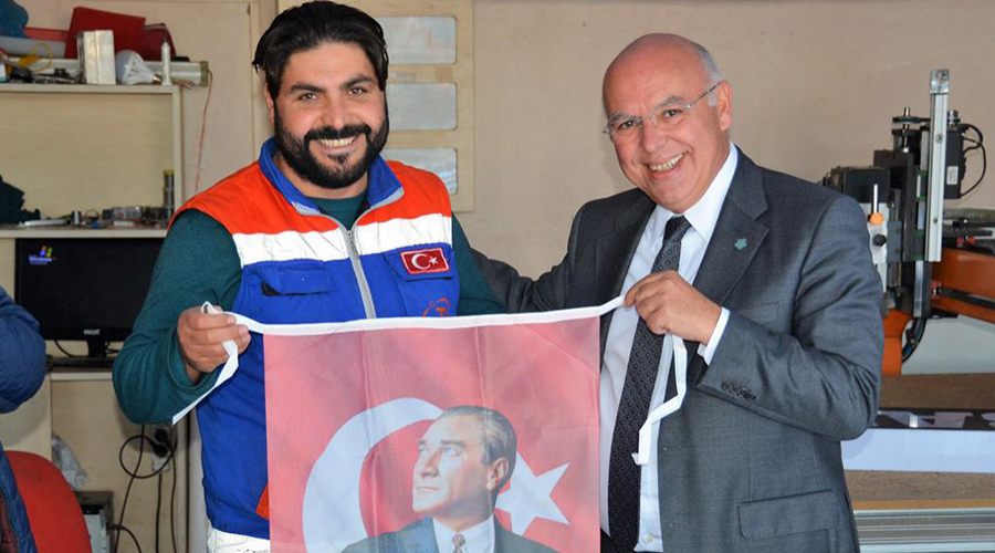Esnafa Türk bayrağı dağıttı