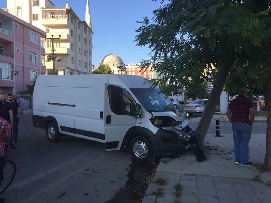 Minibüs elektrik direğine çarptı: Sürücü sinir krizi geçirdi