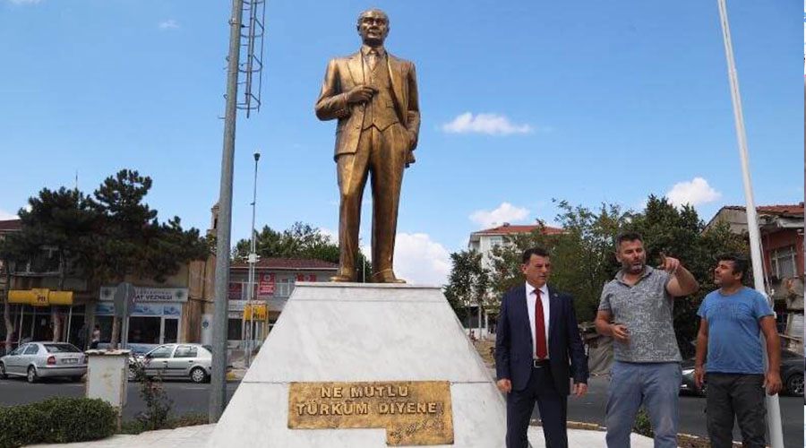 Belediye dev Atatürk anıtını restore etti