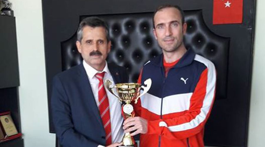  Ayaz, Şampiyonluk Kupasını Spor İl Müdürlüğüne teslim etti