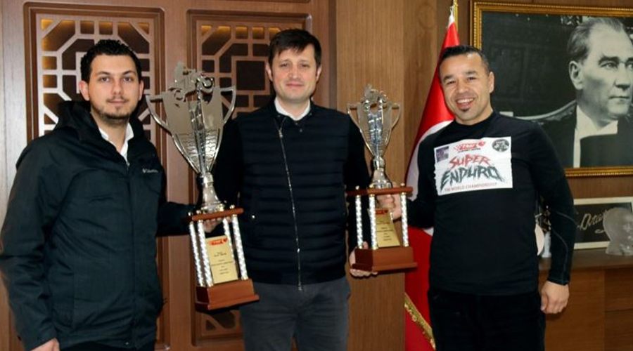 Şampiyon motosikletçiler başarısını Başkan Akay ile paylaştı