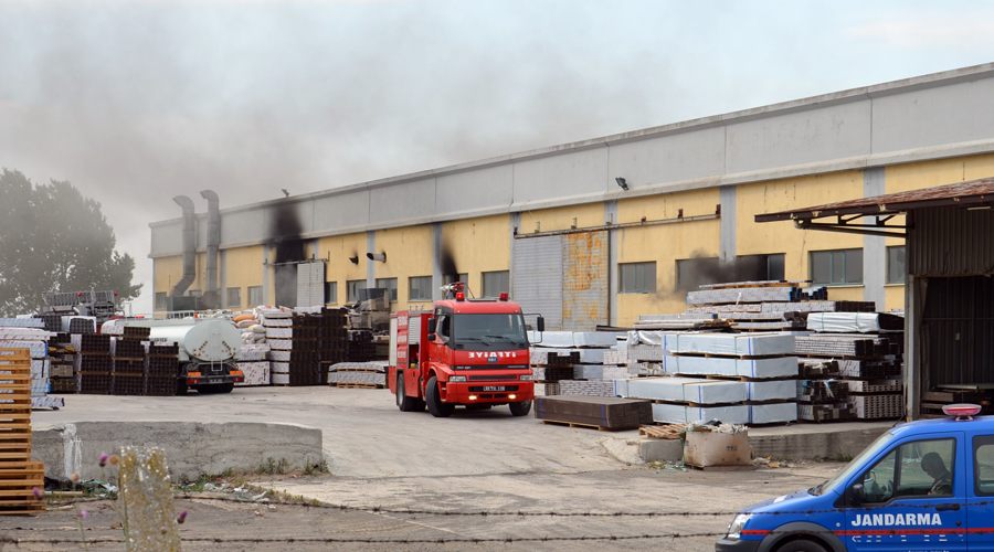 Yapı malzemeleri fabrikasında korkutan yangın