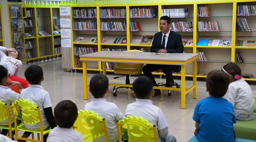 Başkan Sarıkurt öğrencilere kitap okudu